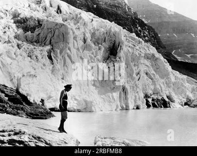 Mount Robson Provincial Park, Canada: 6 agosto 1926 Una giovane donna si prepara per un tuffo fresco nel lago Berg, alimentato dal ghiacciaio Tumbling e con iceberg che vi galleggiano anche a metà estate. Foto Stock