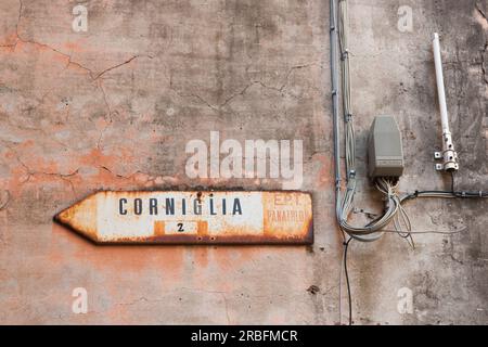 Vernazza Italia - aprile 26 2011; indicazioni stradali per Corniglia, paese costiero delle cinque Terre Foto Stock