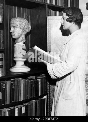 Berkeley, California: La campionessa di tennis del 1935 Helen Wills Moody disegna una scultura nella sua casa. Foto Stock