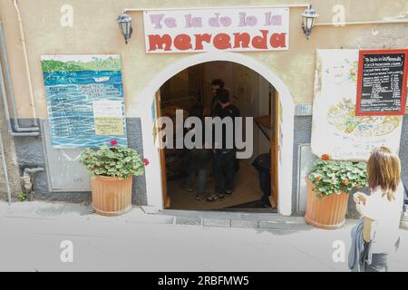 Riomaggiore Italia - aprile 26 2011; ingresso buio e luminoso esterno del ristorante nelle cinque Terre. Foto Stock