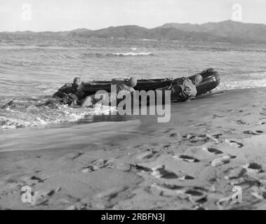 Wonsan, Corea: Il 26 ottobre 1950 la marina militare demolizione subacquea sgomberò il porto di Wonsan delle mine in preparazione di uno sbarco anfibio di 50.000 soldati. Foto Stock