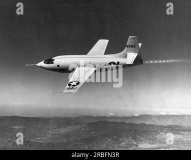 Muroc Army Air Force base, California: 14 ottobre 1947 il primo volo supersonico volò il 14 ottobre 1947. Il capitano Charles E. Yeager è nella cabina di pilotaggio del Bell X-1. Foto Stock