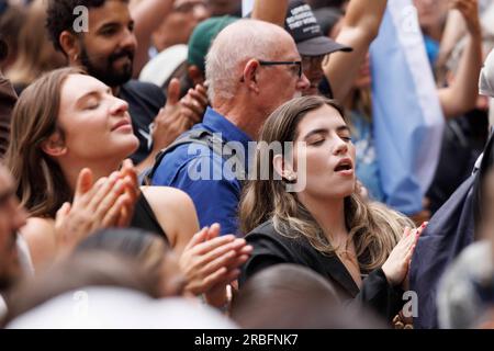 Portland, Stati Uniti. 8 luglio 2023. I ministeri Uniti hanno tenuto una "marcia Gesù" a Pioneer Square, Portland, Oregon, l'8 luglio 2023, in cui diverse migliaia di persone hanno cantato, pregato e poi marciato. Il loro messaggio era che solo Gesù e il cristianesimo potevano salvare Portland e gli Stati Uniti. (Foto di John Rudoff/Sipa USA) credito: SIPA USA/Alamy Live News Foto Stock