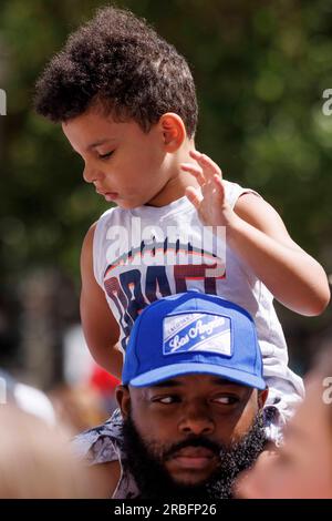 Portland, Stati Uniti. 8 luglio 2023. I ministeri Uniti hanno tenuto una "marcia Gesù" a Pioneer Square, Portland, Oregon, l'8 luglio 2023, in cui diverse migliaia di persone hanno cantato, pregato e poi marciato. Il loro messaggio era che solo Gesù e il cristianesimo potevano salvare Portland e gli Stati Uniti. (Foto di John Rudoff/Sipa USA) credito: SIPA USA/Alamy Live News Foto Stock