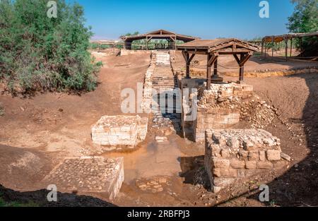 Il luogo battesimale di Gesù Cristo, considerato il luogo del Battesimo di Gesù da Giovanni Battista, sulla riva orientale del fiume Giordano. Foto Stock