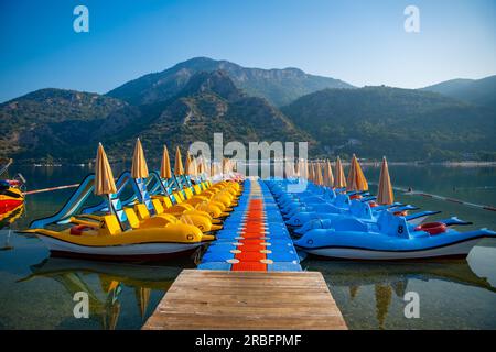 Catamarani colorati sulla spiaggia di Oludeniz senza persone al mattino Foto Stock