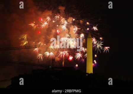 I fuochi d'artificio del giorno dell'indipendenza esplodono dietro il Washington Monument a Washington, DC, il 4 luglio 2023. Foto Stock