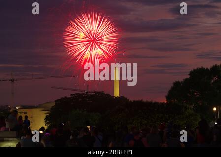 I fuochi d'artificio del giorno dell'indipendenza esplodono dietro il Washington Monument a Washington, DC, il 4 luglio 2023. Foto Stock