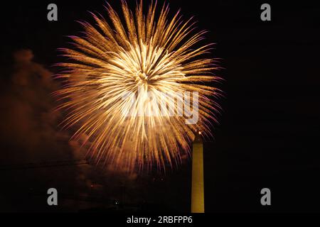 I fuochi d'artificio del giorno dell'indipendenza esplodono dietro il Washington Monument a Washington, DC, il 4 luglio 2023. Foto Stock