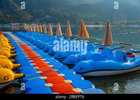 Catamarani colorati sulla spiaggia di Oludeniz senza persone al mattino Foto Stock