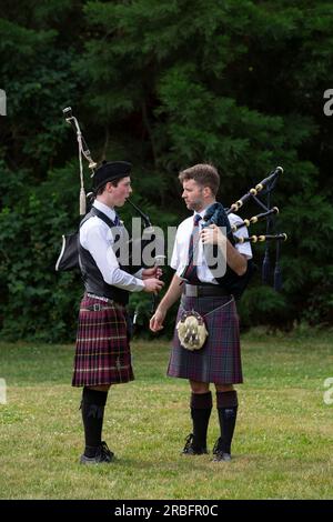 Due giovani si preparano a competere in solitaria ai Skagit Valley Highland Games di Mount Vernon, Washington, sabato 8 luglio 2023. Foto Stock