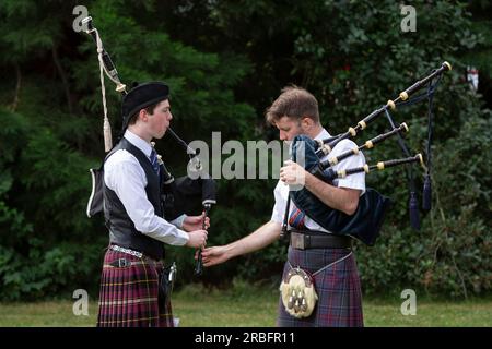 Due giovani si preparano a competere in solitaria ai Skagit Valley Highland Games di Mount Vernon, Washington, sabato 8 luglio 2023. Foto Stock