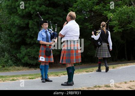 Un bagpiper si riscalda prima della gara in solitaria ai Skagit Valley Highland Games di Mount Vernon, Washington, sabato 8 luglio 2023. Foto Stock