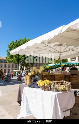 Stalla al mercato di strada che vende olive. Francia meridionale, Aix-en-Provence. Foto Stock