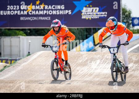 Besancon, Francia. 9 luglio 2023. BESANCON, FRANCIA - 9 LUGLIO: Michelle Wissing dei Paesi Bassi e Manon Veenstra dei Paesi Bassi si scaldano prima della finale a squadre femminile a tempo durante il giorno 3 dei Campionati europei UEC BMX 2023 al Complexe sportif du Rosemont il 9 luglio 2023 a Besancon, Francia (foto di Rene Nijhuis/BSR Agency) credito: Agenzia BSR/Alamy Live News Foto Stock