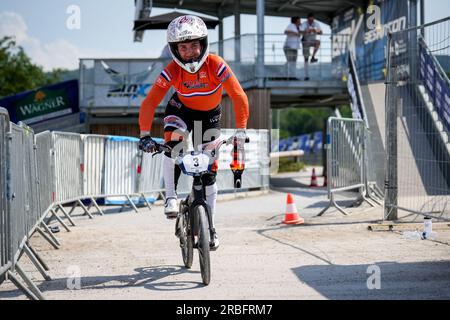 Besancon, Francia. 9 luglio 2023. BESANCON, FRANCIA - 9 LUGLIO: Merel Smulders dei Paesi Bassi si occupa della fase di riscaldamento prima della finale a squadre femminile di prova a tempo durante il giorno 3 dei Campionati europei UEC BMX 2023 al Complexe sportif du Rosemont il 9 luglio 2023 a Besancon, Francia (foto di Rene Nijhuis/BSR Agency) credito: Agenzia BSR/Alamy Live News Foto Stock