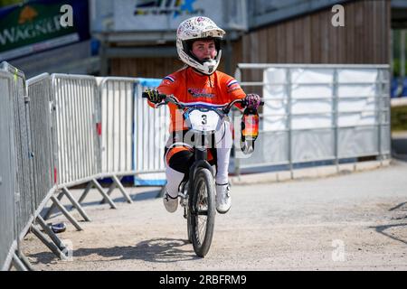 Besancon, Francia. 9 luglio 2023. BESANCON, FRANCIA - 9 LUGLIO: Merel Smulders dei Paesi Bassi si occupa della fase di riscaldamento prima della finale a squadre femminile di prova a tempo durante il giorno 3 dei Campionati europei UEC BMX 2023 al Complexe sportif du Rosemont il 9 luglio 2023 a Besancon, Francia (foto di Rene Nijhuis/BSR Agency) credito: Agenzia BSR/Alamy Live News Foto Stock