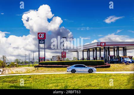 2020 05 14 Tulsa USA Quick Trip Convenience Store e distributore di benzina accanto all'autostrada con semicamion parcheggiato e benzina e auto in marcia su strada Foto Stock