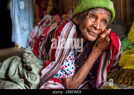 Donna anziana nel villaggio di pescatori lungo il canale Pangalanes, vicino a Manakara, isola del Madagascar. Il gruppo etnico Antemoro vive nei Pangalanes c Foto Stock