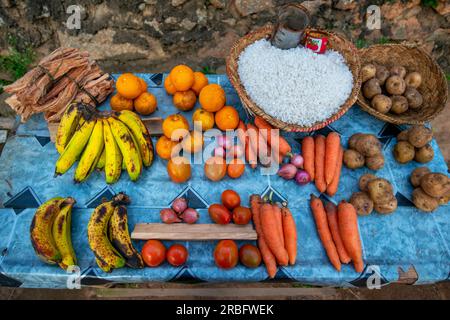 Frutta e verdura nel mercato di Fianarantsoa, isola del Madagascar. Fianarantsoa è la capitale della regione dell'alta Matsiatra e del Fianarantso Foto Stock