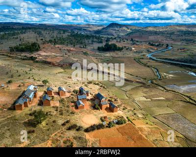 Madagascar, Ambatolampy, case rese con fango ocra. Le Highlands centrali, l'altopiano centrale o gli Hauts-Plateaux sono un biogeografo montuoso Foto Stock