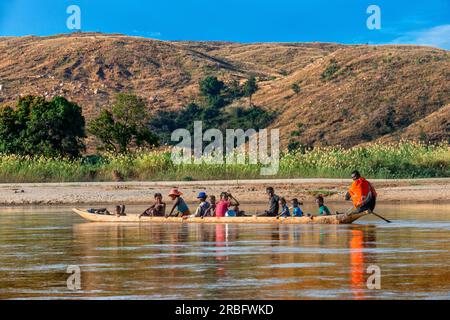 Gente del posto in canoa nel fiume Tsiribihina, regione di Menabe, Africa Foto Stock