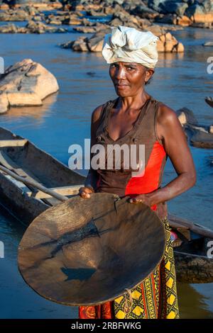 Gente del posto in cerca di oro nel fiume Tsiribihina, regione di Menabe, Africa Foto Stock