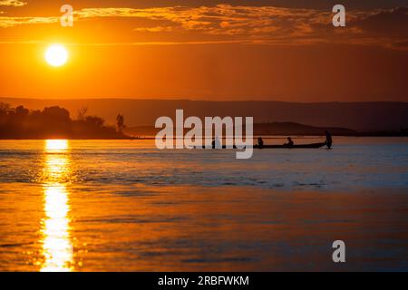 Gente del posto in canoa nel fiume Tsiribihina, regione di Menabe, Africa Foto Stock