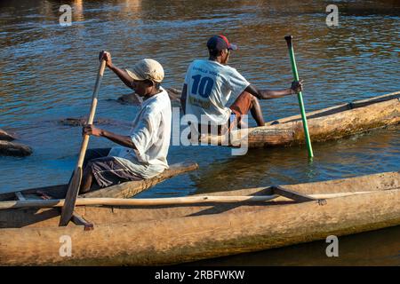 Gente del posto in canoa nel fiume Tsiribihina, regione di Menabe, Africa Foto Stock