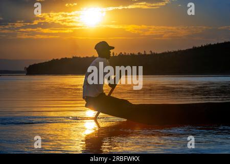 Gente del posto in canoa nel fiume Tsiribihina, regione di Menabe, Africa Foto Stock