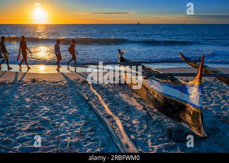 Tramonto sulla spiaggia di Morondava, regione di Menabe, Madagascar, Africa Foto Stock