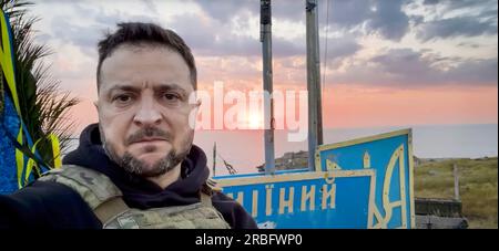 Il presidente ucraino Volodymyr Zelensky colloca fiori sull'isola di Snake per commemorare il 500° giorno dell'invasione russa e della successiva guerra con l'Ucraina. Il 24 febbraio 2022, due navi da guerra russe attaccarono e catturarono Snake Island. Difeso dall'esercito ucraino, il 30 giugno 2022, l'Ucraina ha annunciato di aver cacciato le forze russe dall'isola. Foto Stock