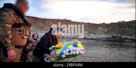 Il presidente ucraino Volodymyr Zelensky colloca fiori sull'isola di Snake per commemorare il 500° giorno dell'invasione russa e della successiva guerra con l'Ucraina. Il 24 febbraio 2022, due navi da guerra russe attaccarono e catturarono Snake Island. Difeso dall'esercito ucraino, il 30 giugno 2022, l'Ucraina ha annunciato di aver cacciato le forze russe dall'isola. Foto Stock