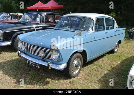 Una Hillman Super Minx del 1964 parcheggiata in mostra al 48th Historic Vehicle Gathering, Powderham, Devon, Inghilterra, Regno Unito. Foto Stock