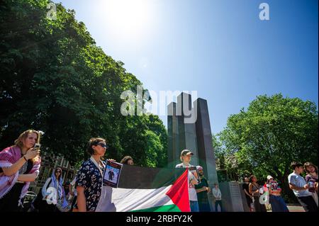 8 luglio 2023, l'Aia, Olanda meridionale, Paesi Bassi: I manifestanti detengono una bandiera durante la marcia di˜giustizia per Jenin verso il Palazzo della Pace. Il 3 luglio 2023, le forze armate israeliane hanno lanciato una violenta invasione di Jenin e Jenin Camp come punizione collettiva per la crescente resistenza palestinese. Il campo fu invaso da oltre 1000 soldati israeliani. Il campo di Jenin è stato attaccato con droni, razzi e veicoli militari armati. 12 palestinesi uccisi, quattro di loro avevano meno di 18 anni e altre decine sono rimaste ferite. Israele ha detto che stava prendendo di mira i militanti. L'infrastruttura del campo fu distrutta, costringendo la r Foto Stock