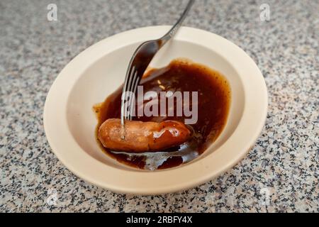 Smokie in salsa al barbecue Foto Stock