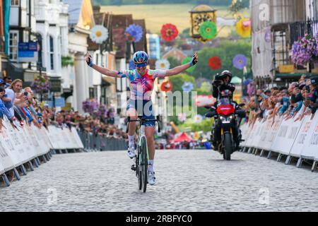 Alex Morrice (Canyon SRAM) che attraversa la linea da solo vincendo il Gran Premio femminile Parcours Guildford nel centro di Guildford, British Cycling National Foto Stock