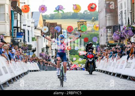 Alex Morrice (Canyon SRAM) che attraversa la linea da solo vincendo il Gran Premio femminile Parcours Guildford nel centro di Guildford, British Cycling National Foto Stock