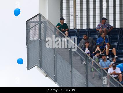 Bronx, Stati Uniti. 9 luglio 2023. Due palloncini blu vengono rilasciati nel ponte superiore quando i New York Yankees contro i Chicago Cubs allo Yankee Stadium domenica 9 luglio 2023 a New York City. Foto di John Angelillo/UPI Credit: UPI/Alamy Live News Foto Stock