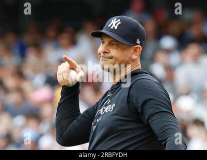 Bronx, Stati Uniti. 9 luglio 2023. Il manager dei New York Yankees Aaron Boone cambia lanciatori nell'ottavo inning contro i Chicago Cubs allo Yankee Stadium domenica 9 luglio 2023 a New York City. Foto di John Angelillo/UPI Credit: UPI/Alamy Live News Foto Stock