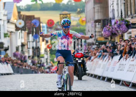 Alex Morrice (Canyon SRAM) che attraversa la linea da solo vincendo il Gran Premio femminile Parcours Guildford nel centro di Guildford, British Cycling National Foto Stock