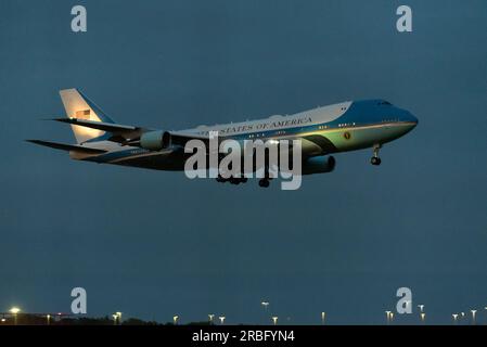 Stansted Airport, Essex, Regno Unito. 9 luglio 2023. Il presidente DEGLI STATI UNITI Joe Biden è atterrato all'aeroporto di Stansted a bordo di un Boeing VC-25 (appositamente convertito VVIP 747) indicativo di chiamata «Air Force One» la sera, pronto per gli incontri con il primo ministro Rishi Sunak e il re Carlo III lunedì Foto Stock