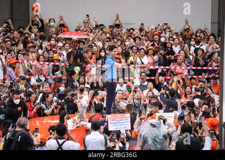 Bangkok, Thailandia. 9 luglio 2023. Il Partito Move Forward organizzò un incontro con i sostenitori dopo che il loro partito vinse il primo posto nelle elezioni generali presso il piazzale del mondo centrale. Nel frattempo, Pita Limjaroenrat ha espresso la sua disponibilità a diventare il 30° primo ministro della Thailandia, che sarà votato insieme dai membri della camera dei rappresentanti e dai senatori il 13 luglio. (Immagine di credito: © Adirach Toumlamoon/Pacific Press via ZUMA Press Wire) SOLO PER USO EDITORIALE! Non per USO commerciale! Crediti: ZUMA Press, Inc./Alamy Live News Foto Stock