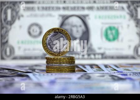 La Russia rubbe le monete su sfondo di dollari americani. Concetto di tasso di cambio, sanzioni americane contro l'economia della Russia, in rovina Foto Stock