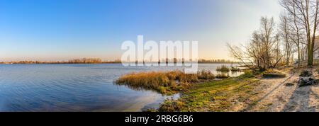 Panorama del fiume Dnieper a Kiev durante un freddo e chiaro pomeriggio invernale Foto Stock