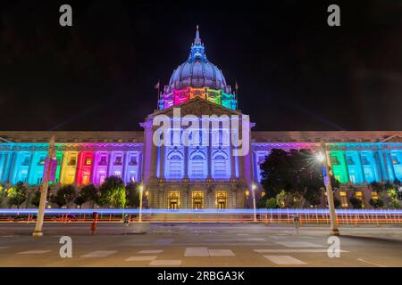 Municipio di notte prima della sfilata del Gay Pride a San Francisco, California Foto Stock