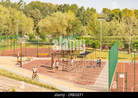 Kiev Ucraina, 23 agosto 2018, struttura sportiva all'aperto nel parco Natalka di Kiev in Ucraina, vicino al fiume Dnieper. Le persone si stanno allenando sotto Foto Stock