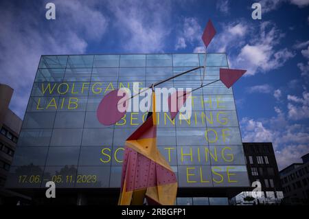 Scultura crinkly avec disque rouge di Alexander Calder di fronte al Kunstmuseum Cube, Koenigsstrasse, Stoccarda, Baden-Wuerttemberg, Germania Foto Stock