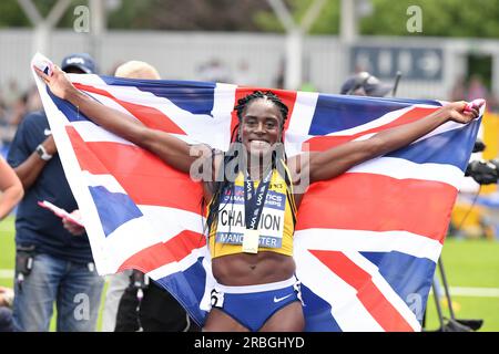 Manchester, Regno Unito. 8 luglio 2023. Manchester Regional Arena, Manchester, Regno Unito. National UK Athletics Championships 2023. Didascalia: OHURUOGU celebra con la bandiera UJ dopo aver vinto i 400 metri delle donne. Foto: Mark Dunn/Alamy Live News (Sport) credito: Mark Dunn Photography/Alamy Live News Foto Stock