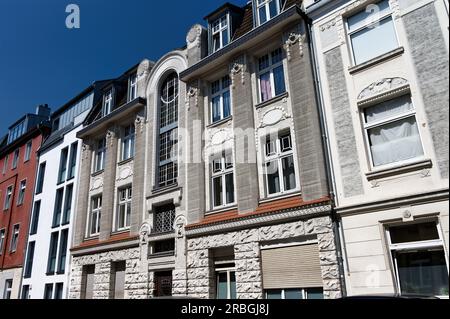 Bellissime facciate di case in stile Liberty nel quartiere di Neuehrenfeld a colonia Foto Stock